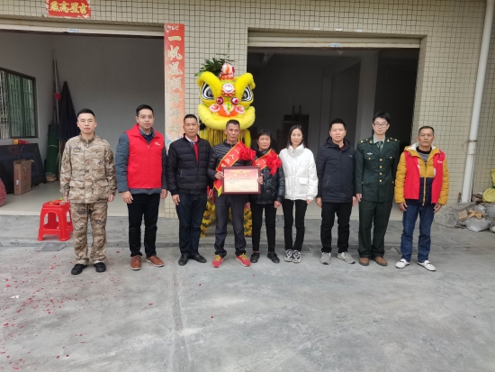 已處理1674092129216市退役軍人事務(wù)局副局長(zhǎng)溫寶謙一行到龍都村現(xiàn)役軍人王耀成家中送立功喜報(bào)，并提前向王耀成家屬送上新春祝福，鼓勵(lì)軍人努力拼搏、再立新功。.jpg